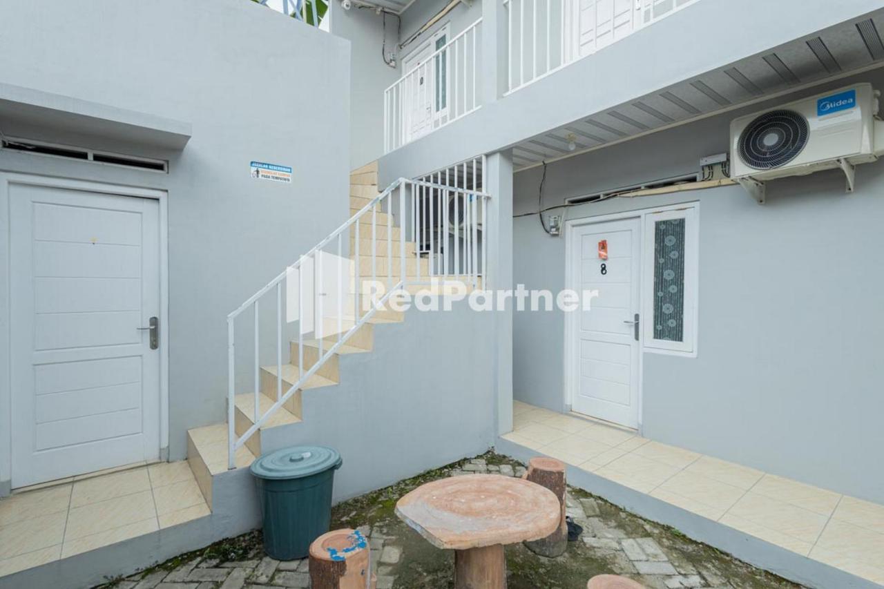 Atiq Homestay Syariah Mitra Reddoorz Серанг Экстерьер фото