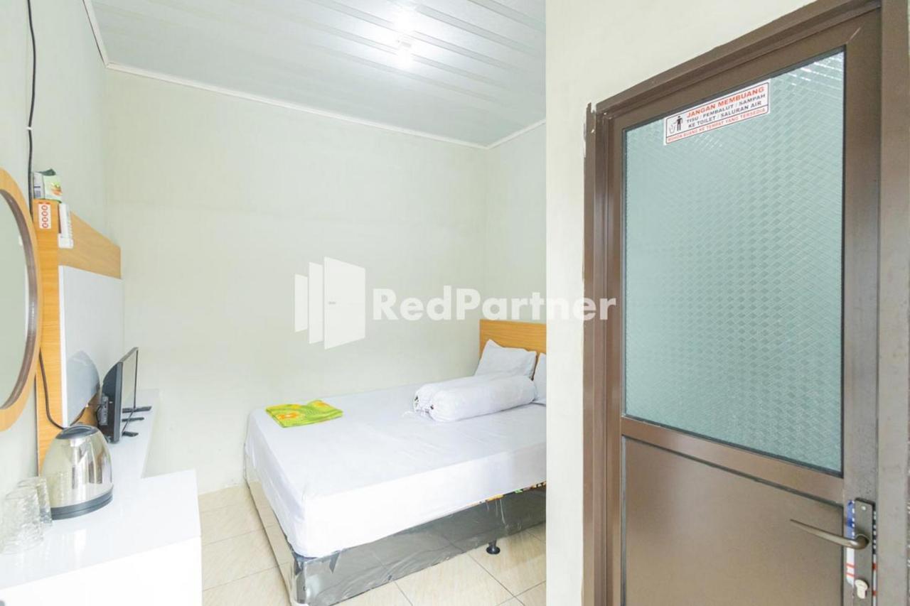 Atiq Homestay Syariah Mitra Reddoorz Серанг Экстерьер фото