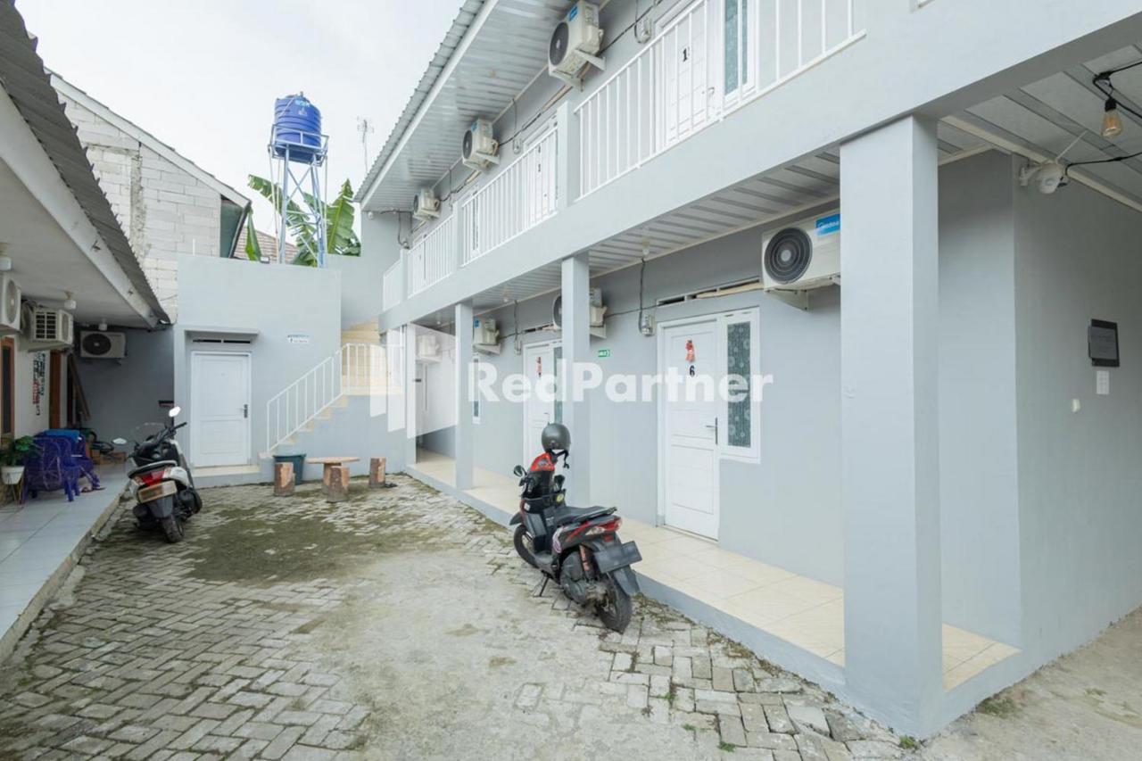 Atiq Homestay Syariah Mitra Reddoorz Серанг Экстерьер фото