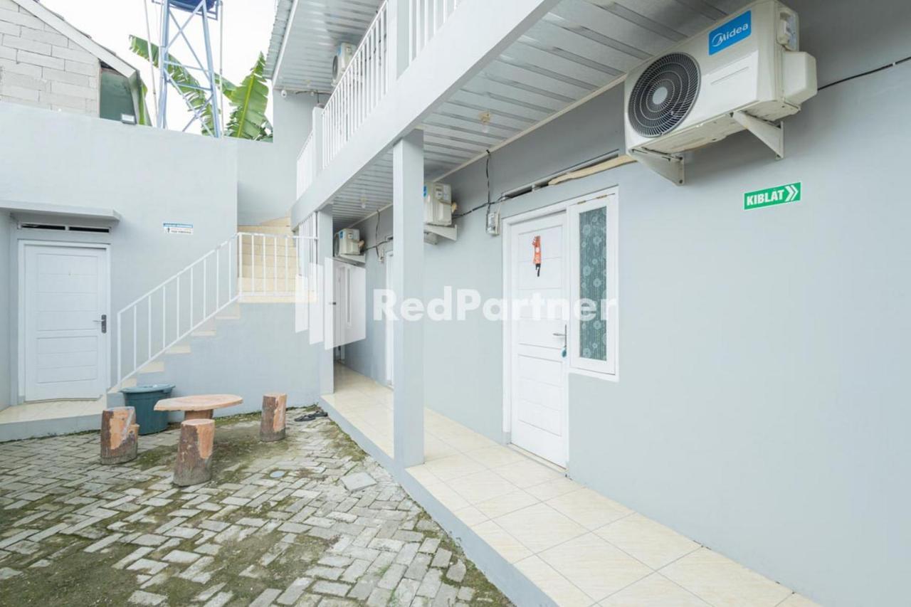 Atiq Homestay Syariah Mitra Reddoorz Серанг Экстерьер фото